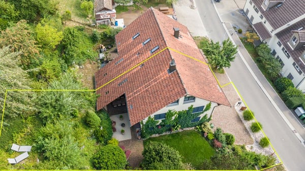 Ruhig gelegenes Doppeleinfamilienhaus mit Ausbaupotenzial bis auf 5 Zimmer! 2