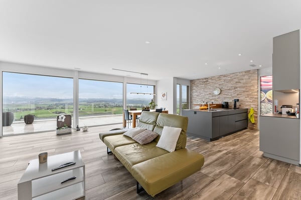 Weitblick von der grosszügigen Terrasse geniessen! 1