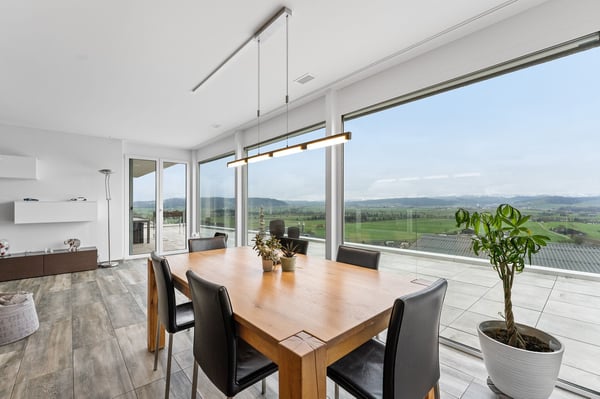 Weitblick von der grosszügigen Terrasse geniessen! 2