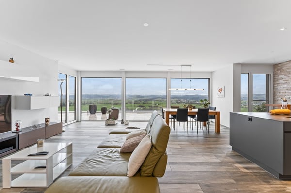 Weitblick von der grosszügigen Terrasse geniessen! 8