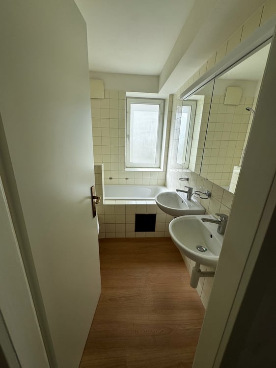 urbane neu renovierte 4 Zimmer Wohnung 8