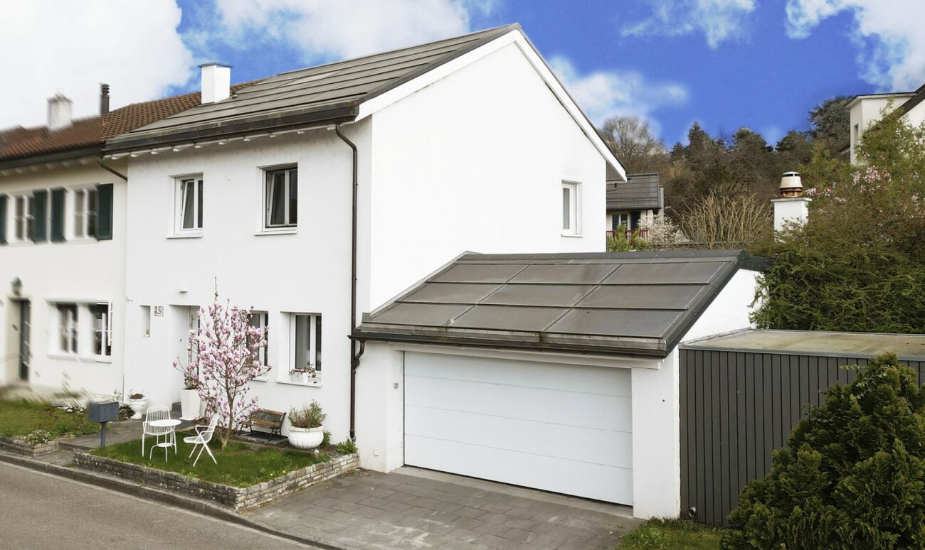 Modernisiertes Reiheneckhaus mit Doppelgarage, PV-Anlage und grosszügigem Garten