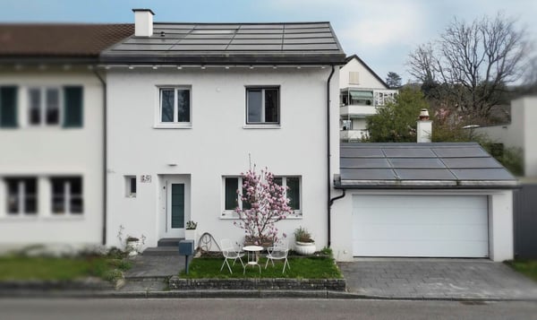 Modernisiertes Reiheneckhaus mit Doppelgarage, PV-Anlage und grosszügigem Garten 1