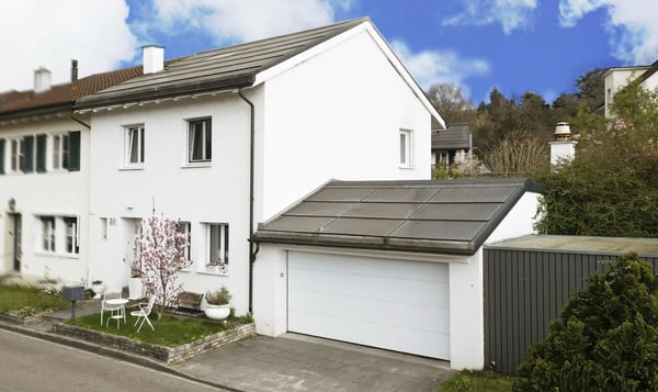 Modernisiertes Reiheneckhaus mit Doppelgarage, PV-Anlage und grosszügigem Garten 1