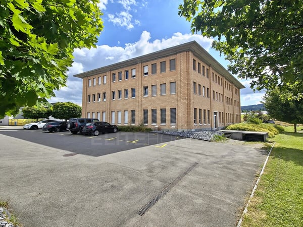 BÜRO- UND GEWERBEHAUS 