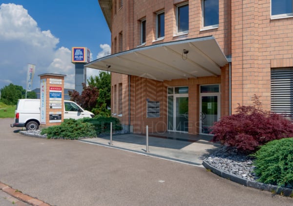 BÜRO- UND GEWERBEHAUS 