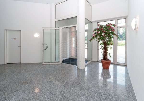 BÜRO- UND GEWERBEHAUS 