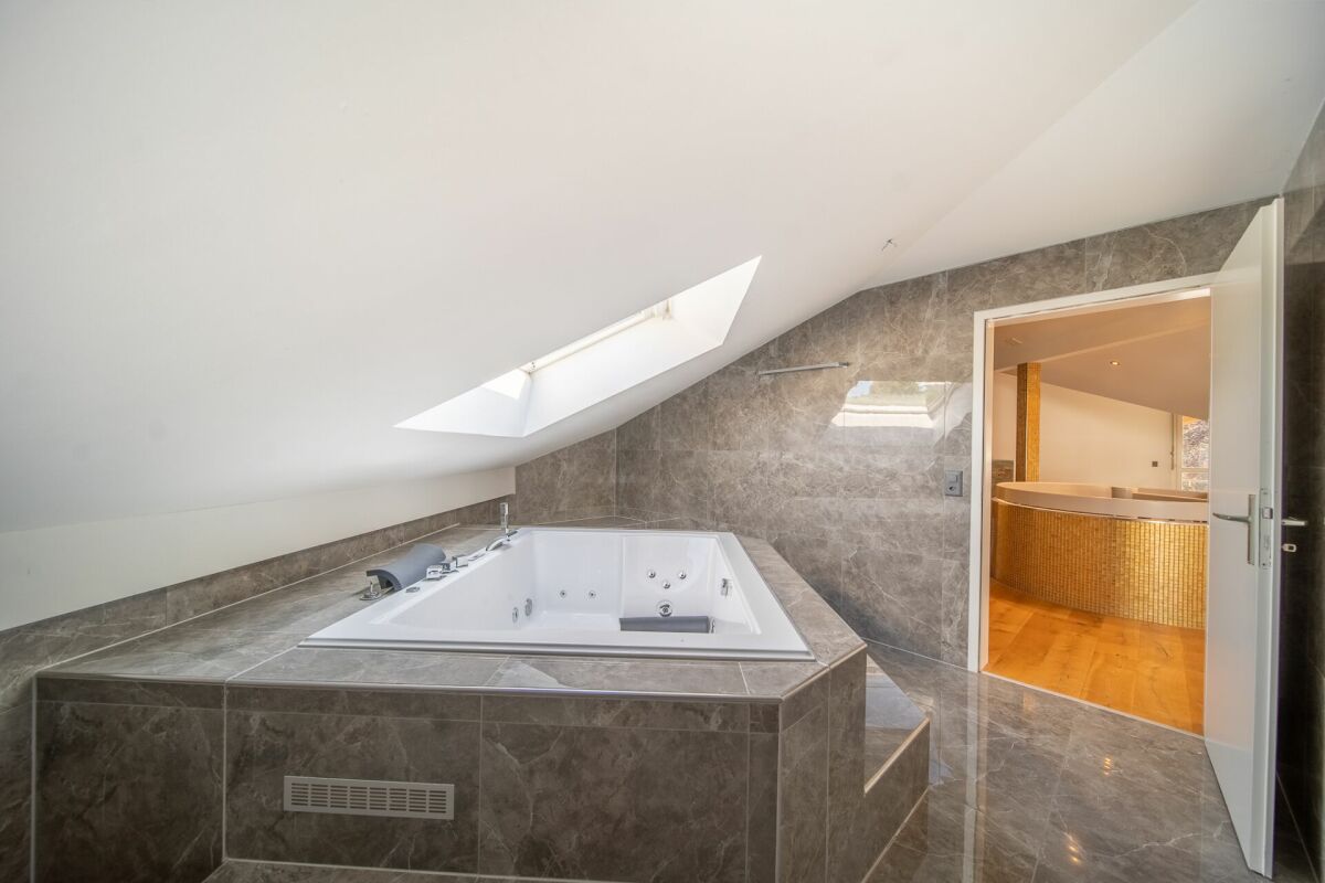Exklusive Maisonettewohnung mit Dachloge und Spa-Bereich