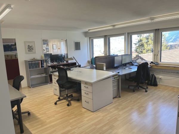 Büroräumlichkeiten mit Einbauküche an ruhiger Lage in Trimmis 1