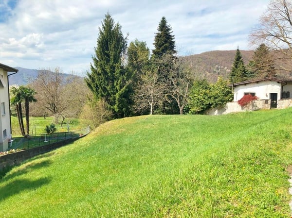 Terreno edificabile di 904 mq con vista aperta 2