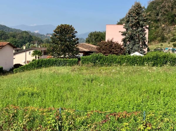 Terreno edificabile di 750 mq in posizione soleggiata e con vista aperta 1