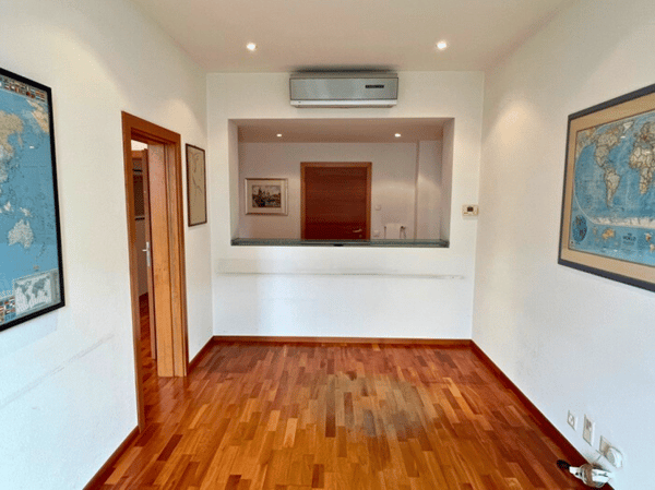 Vendesi elegante appartamento in centro Chiasso adibito a uffici 4