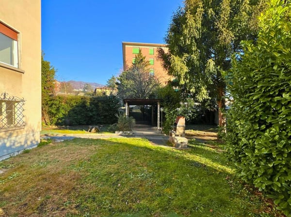 Ampia proprietà residenziale-commerciale con giardino 12