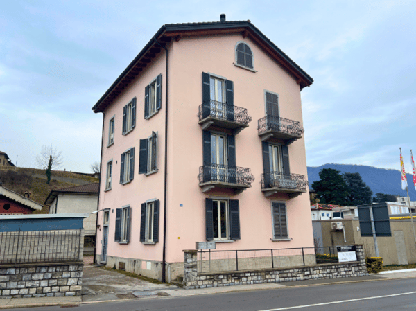 Ampia casa plurifamiliare con autorimessa a Balerna 1