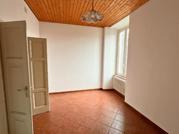 Ampia casa plurifamiliare con autorimessa a Balerna 2