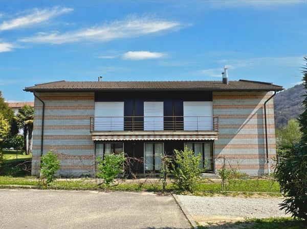 Grande villa uni-bifamiliare su tre livelli con giardino 2