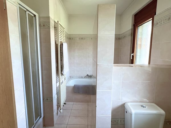 Grande villa uni-bifamiliare su tre livelli con giardino 14