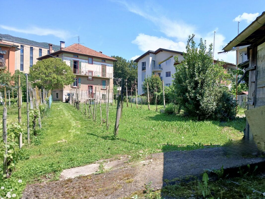 Villa d'epoca da rivalutare, con terreno edificabile per ulteriori sviluppi