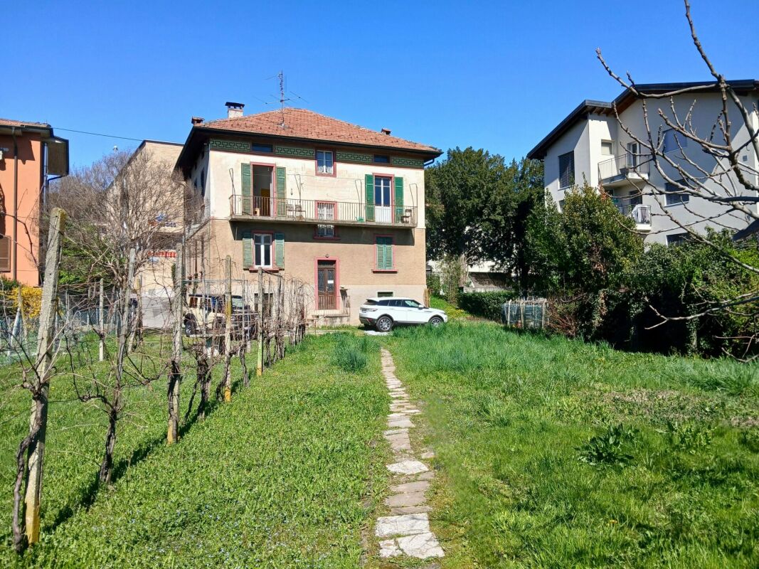 Villa d'epoca da rivalutare, con terreno edificabile per ulteriori sviluppi