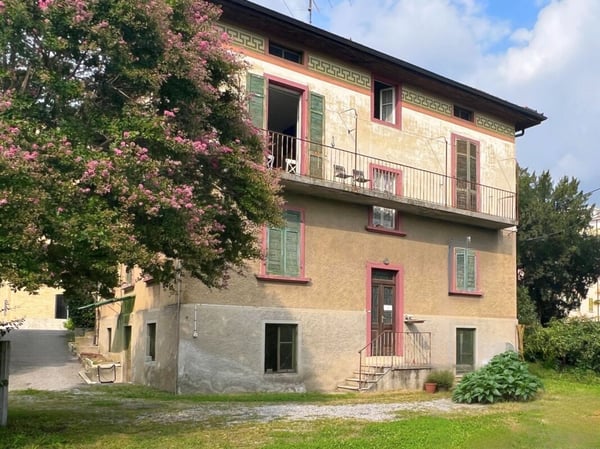 Villa d'epoca da rivalutare, con terreno edificabile per ulteriori sviluppi