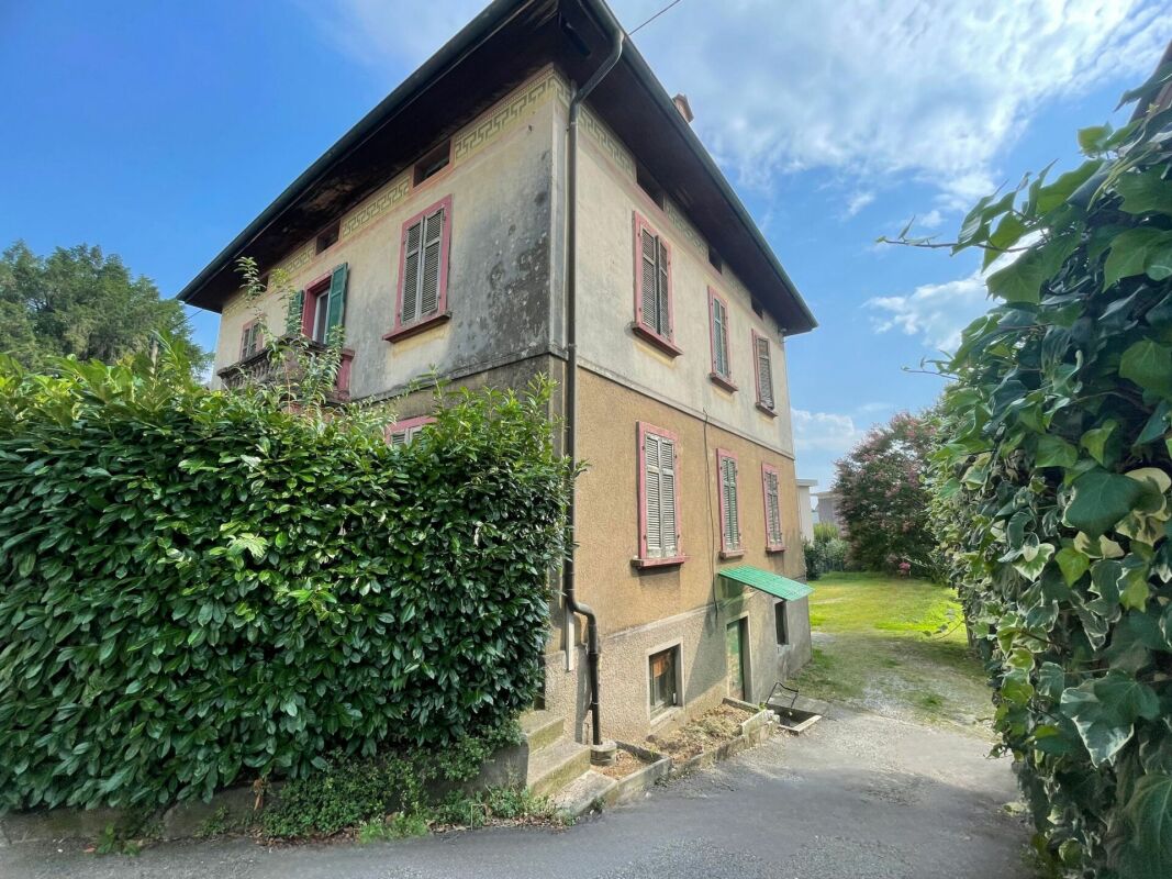 Villa d'epoca da rivalutare, con terreno edificabile per ulteriori sviluppi