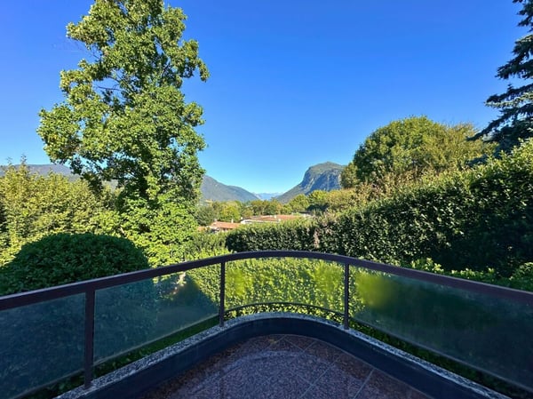 Signorile casa gemella nel verde e con vista aperta 5