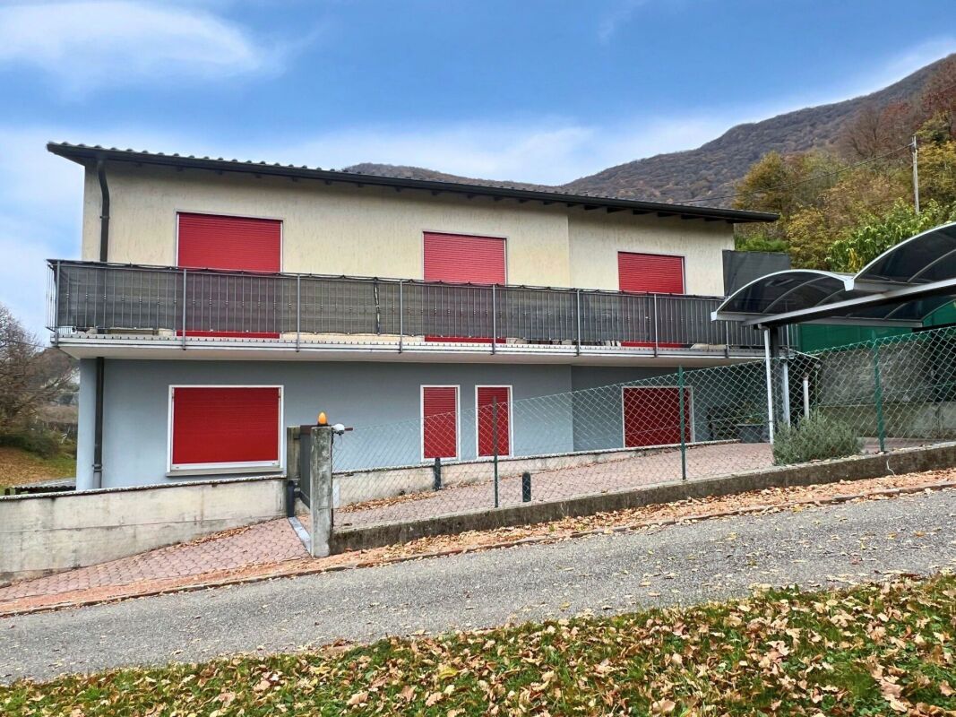 Interessante casa uni-bifamiliare in zona tranquilla e nel verde