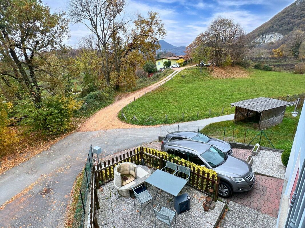 Interessante casa uni-bifamiliare in zona tranquilla e nel verde