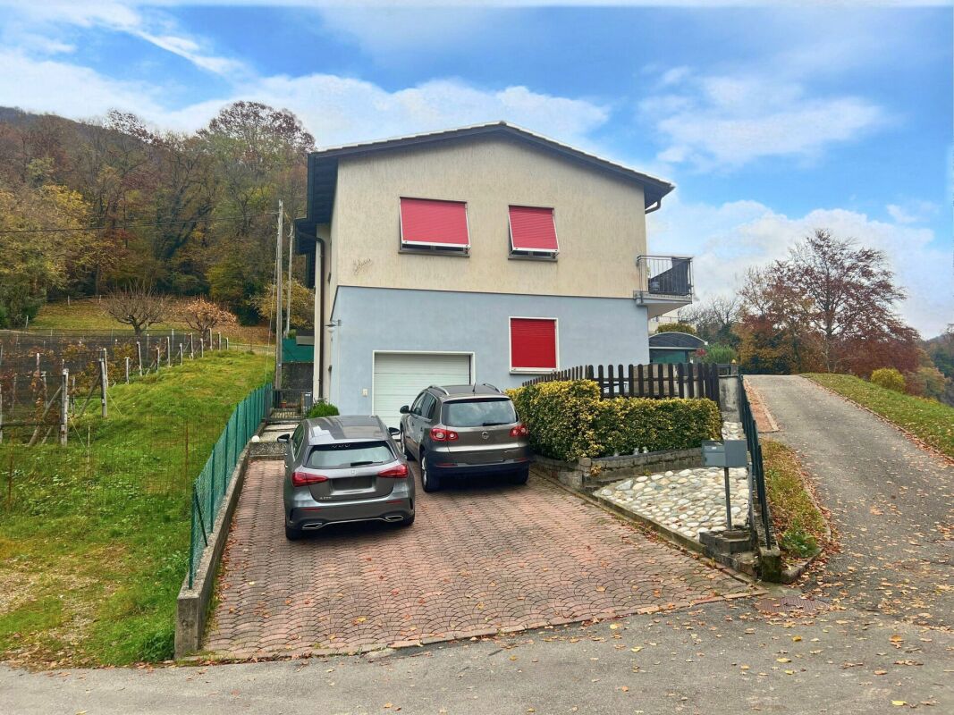 Interessante casa uni-bifamiliare in zona tranquilla e nel verde