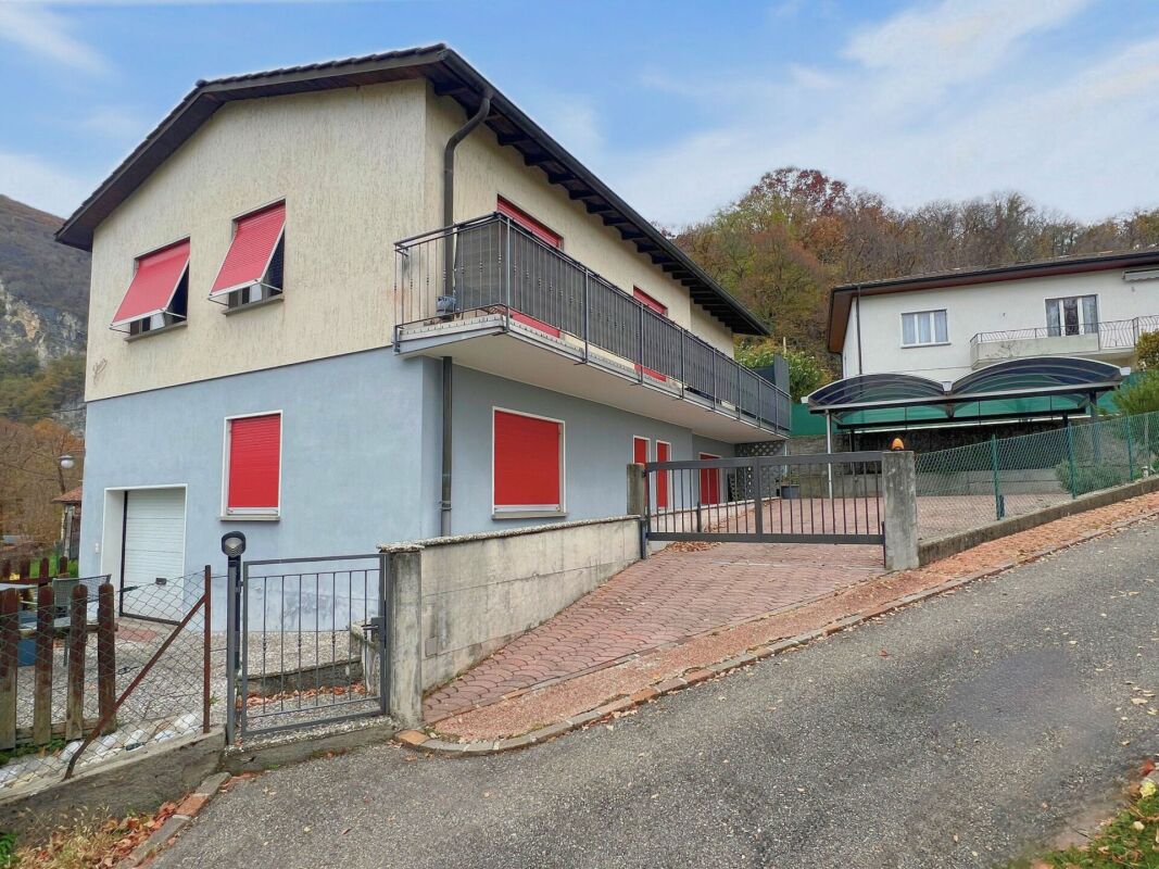 Interessante casa uni-bifamiliare in zona tranquilla e nel verde