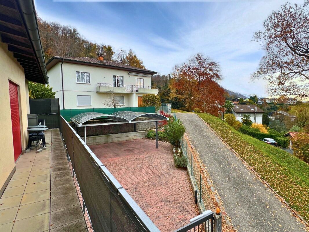 Interessante casa uni-bifamiliare in zona tranquilla e nel verde
