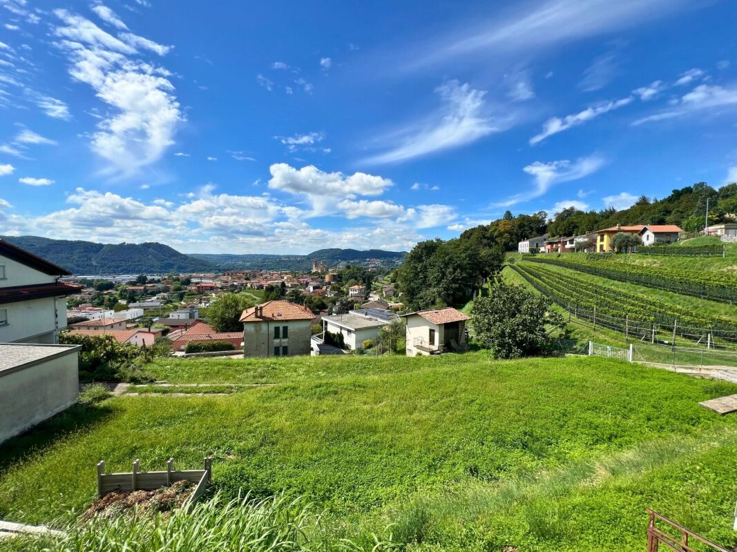 Terreno edificabile con vista aperta e soleggiato