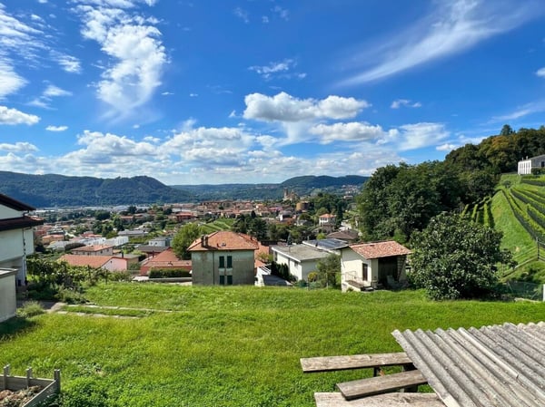 Terreno edificabile con vista aperta e soleggiato 1