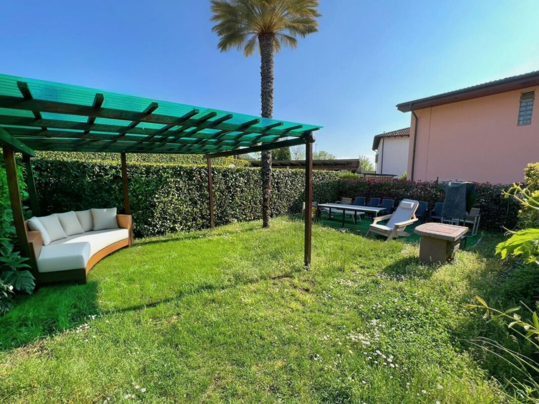 Casa uni/bifamiliare con giardino e garage