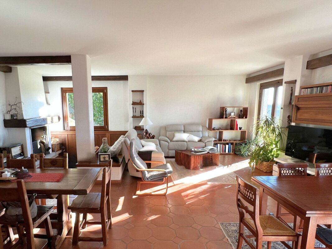 Elegante villa con ampio giardino e due appartamenti annessi