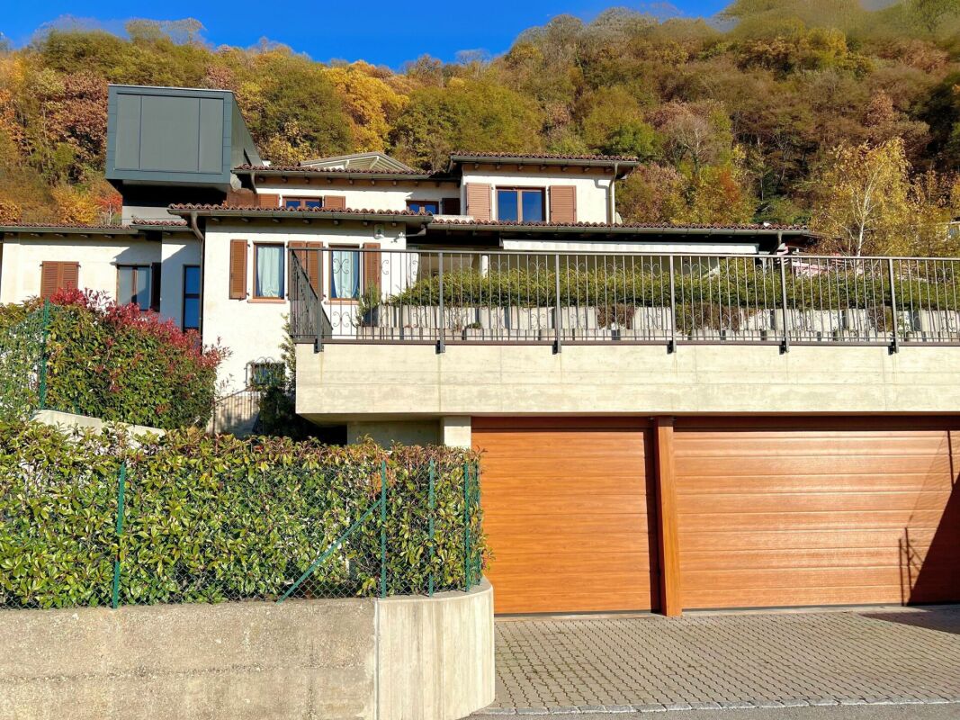Elegante villa con ampio giardino e due appartamenti annessi