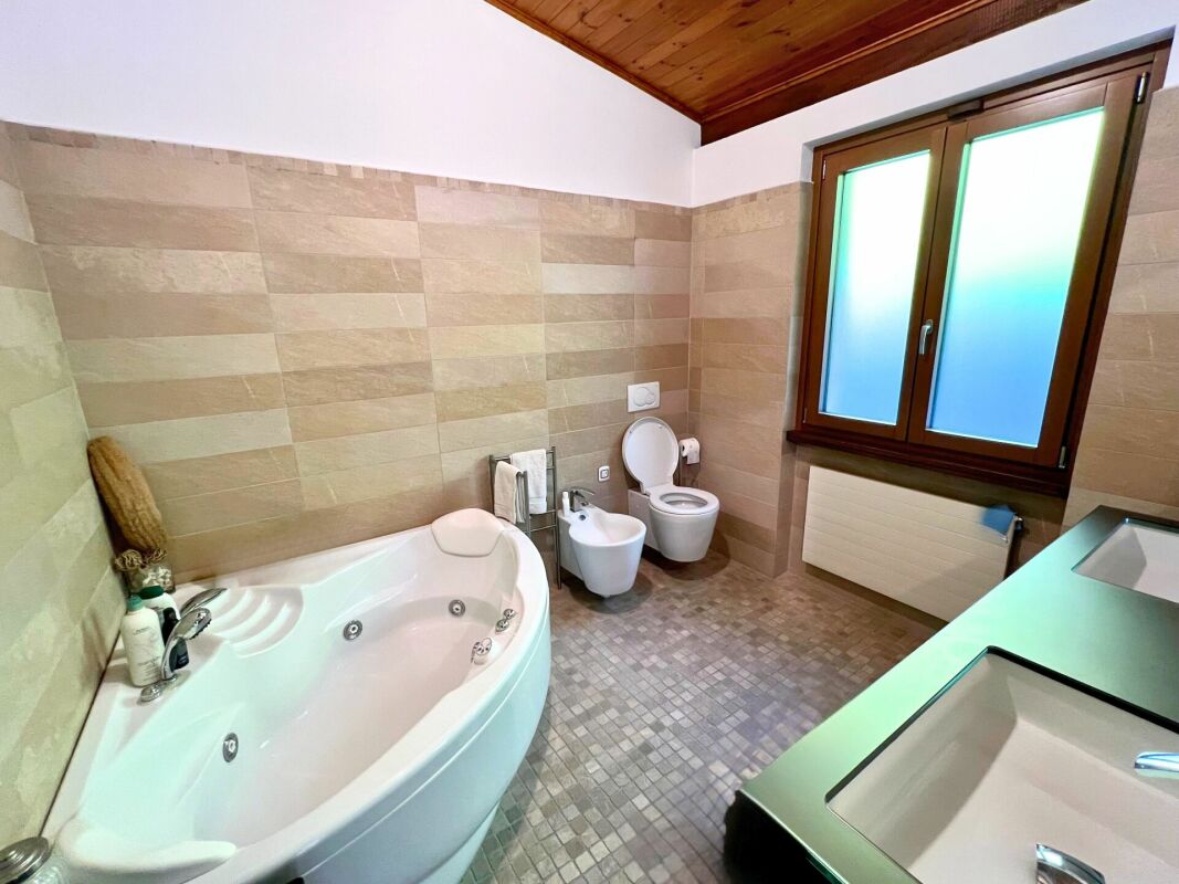 Elegante villa con ampio giardino e due appartamenti annessi