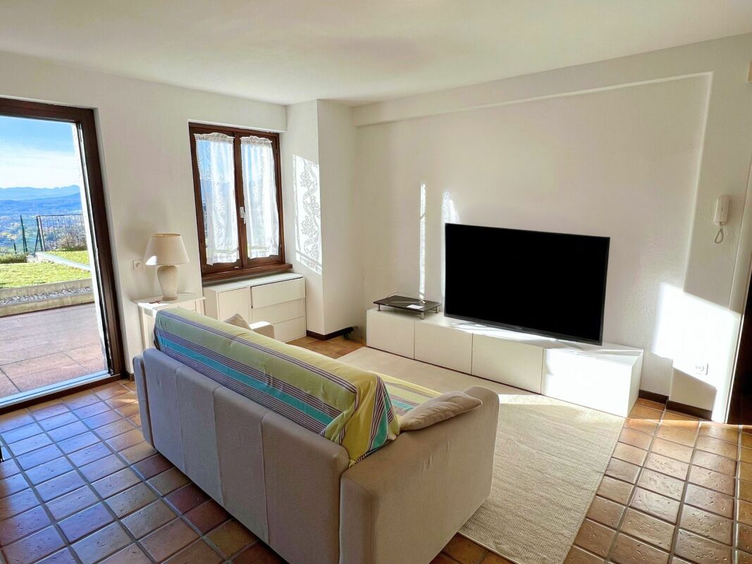 Elegante villa con ampio giardino e due appartamenti annessi