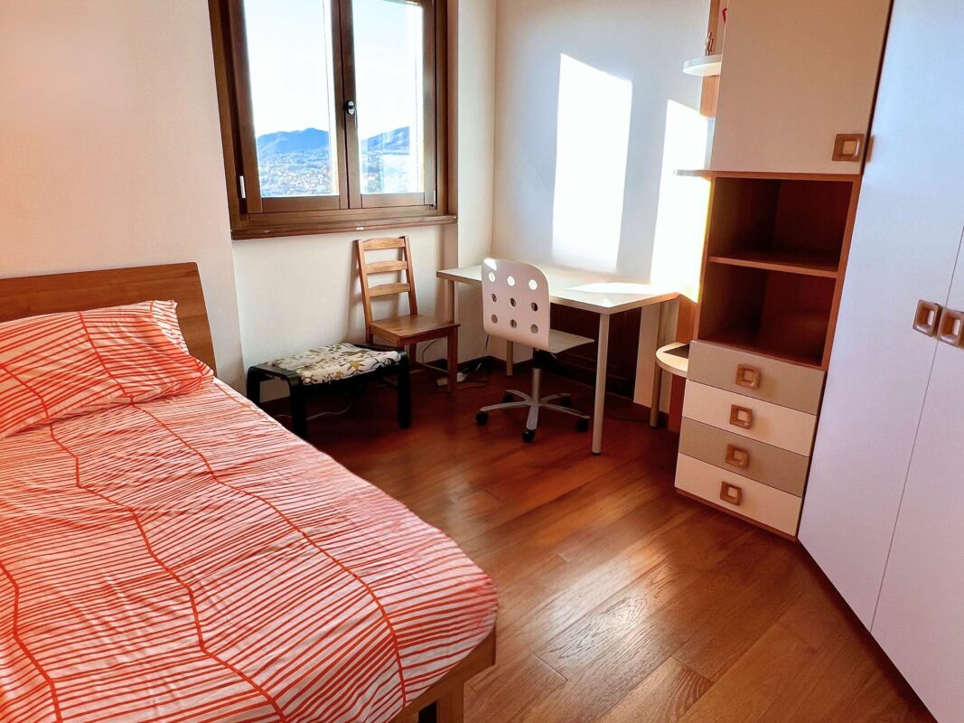 Elegante villa con ampio giardino e due appartamenti annessi