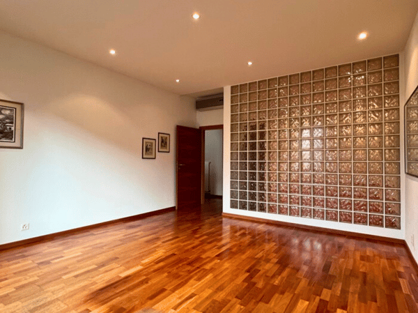 Vendesi elegante appartamento in centro Chiasso adibito a uffici 2