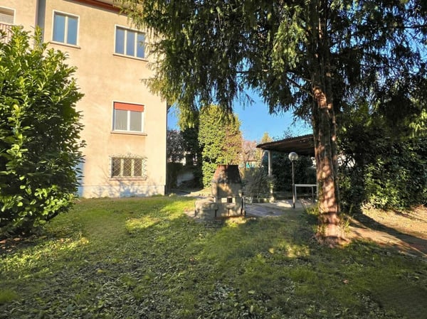 Ampia proprietà residenziale-commerciale con giardino 13