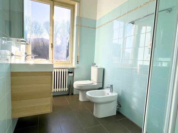 Ampia proprietà residenziale-commerciale con giardino 10