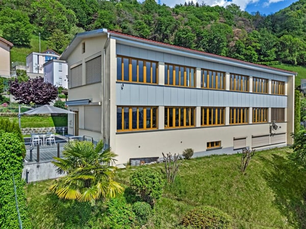 Ampia proprietà misto residenziale-commerciale con vista 1