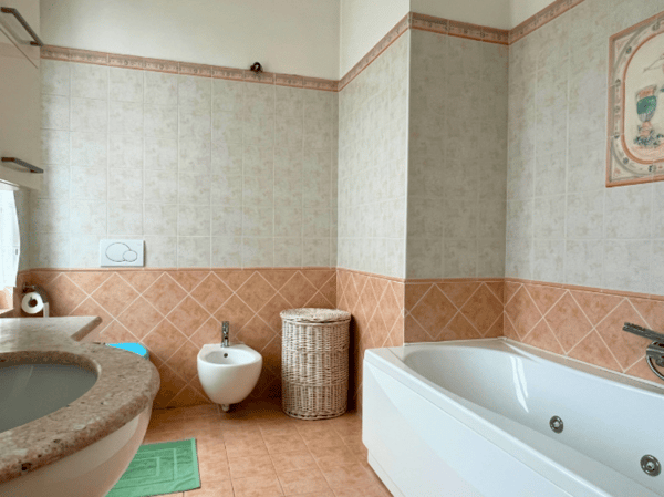 Ampia casa plurifamiliare con autorimessa a Balerna 10