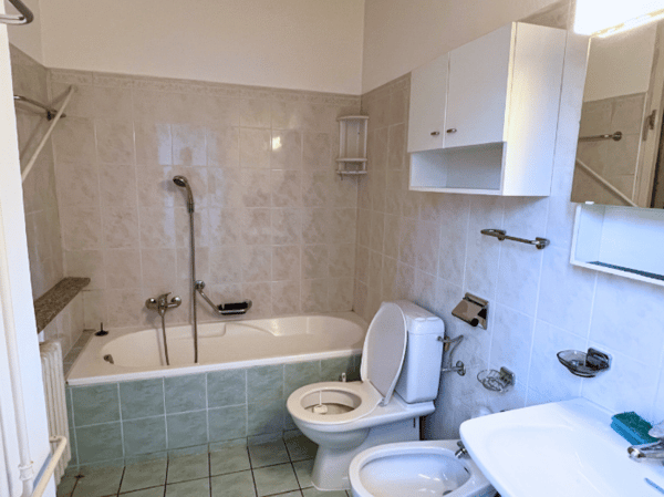 Ampia casa plurifamiliare con autorimessa a Balerna 12