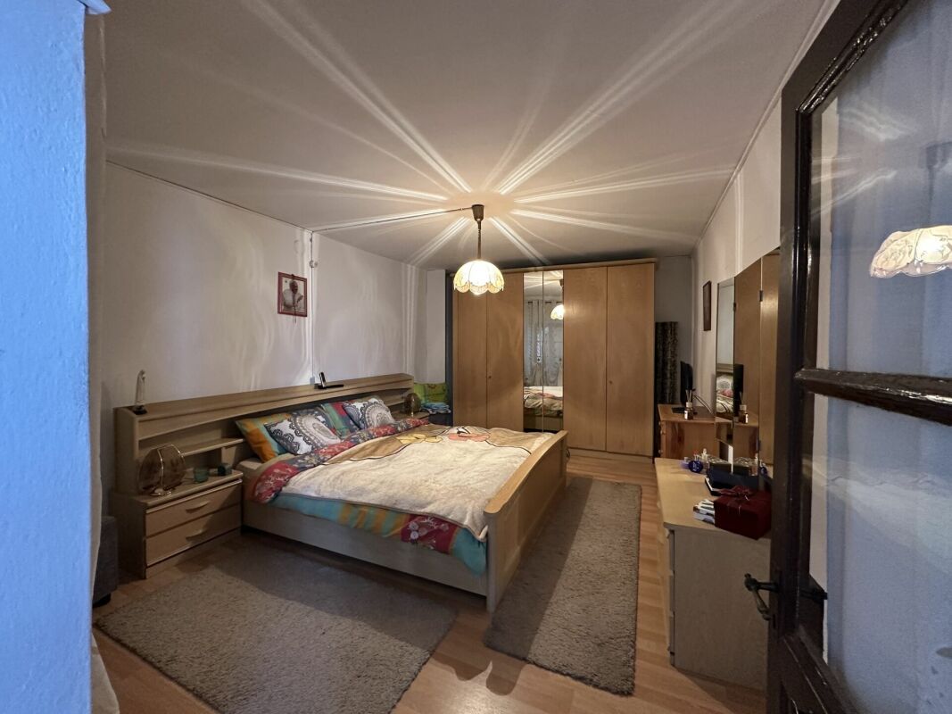 Interessante complesso abitativo da ristrutturare con corte privata e piccolo giardino
