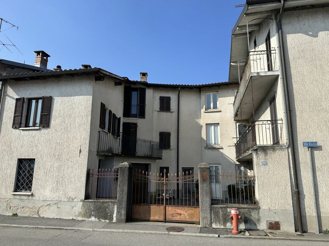 Interessante complesso abitativo da ristrutturare con corte privata e piccolo giardino