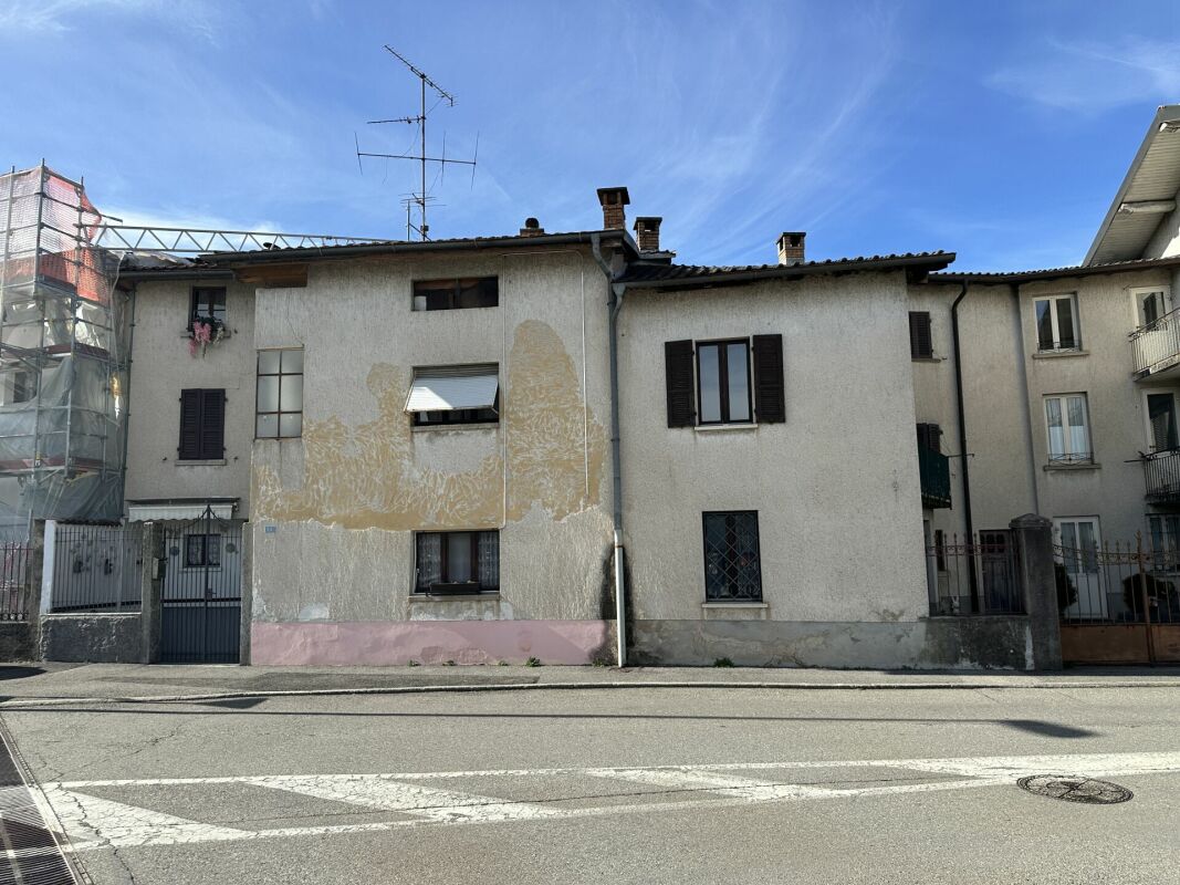 Interessante complesso abitativo da ristrutturare con corte privata e piccolo giardino