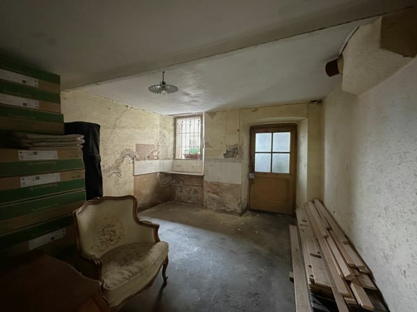 Interessante complesso abitativo da ristrutturare con corte privata e piccolo giardino 18