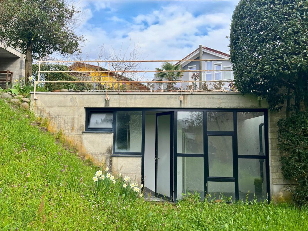Casa unifamiliare su tre livelli con terrazza panoramica e giardino
